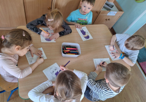 dzieci kolorują Tremka