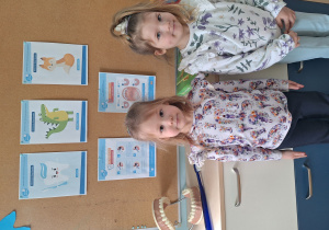 dziewczynki pozują do zdjęcia na tle tablicy