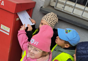 dzieci wrzucają list