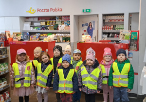 dzieci pozują do zdjęcia na poczcie