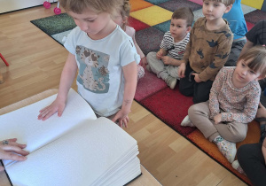 Dzieci poznają różne rodzaje książek.