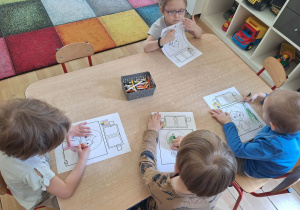 Dzieci wykonują kartę pracy.