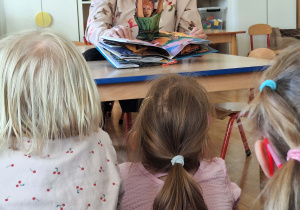 Dzieci poznają różne rodzaje książek.