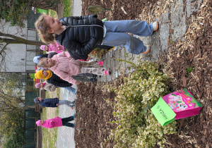 Dzieci w trakcie poszukiwania prezentu ze swoim imieniem.