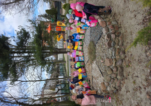 Dzieci prezentują odszukane przez siebie prezenty.