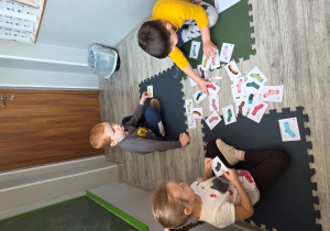 Dzieci wyszukują pary skarpetek.