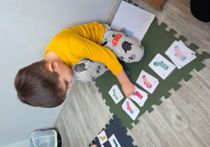 Dominik przelicza odgadnięte pary.