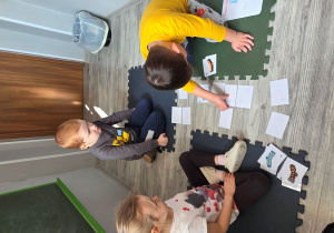 Dominik odszukuje drugiej karty z taką samą skarpetką.