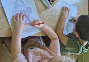 Dziewczynka koloruje obrazek