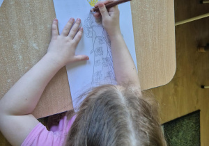 Dziewczynka koloruje obrazek