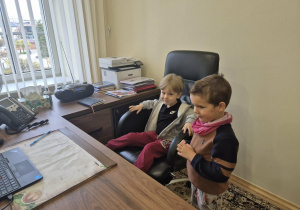 Dwaj chłopcy za biurkiem prezydenta