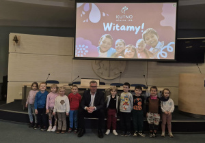 Dzieci pozują do zdjęcia razem z prezydentem