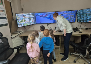 Dzieci oglądają monitoring miasta