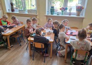 Dzieci pracują przy stole.