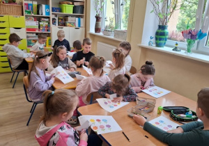 Dzieci pracują przy stole.