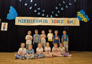 Dzieci pozują do zdjęcia na tle dekoracji