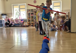 Chłopiec przechodzi przez przeszkody