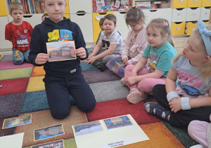 Dzieci przyporządkowują budynki do odpowiedniej kategorii.