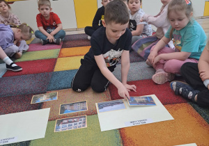 Dzieci przyporządkowują budynki do odpowiedniej kategorii.