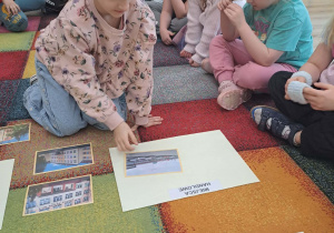 Dzieci przyporządkowują budynki do odpowiedniej kategorii.