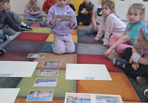 Dzieci przyporządkowują budynki do odpowiedniej kategorii.