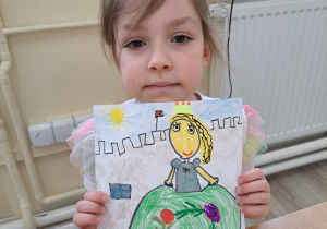 Blanka prezentuje wykonaną mazakami "Królową róż".