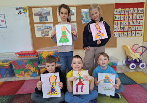 Dzieci prezentują wykonaną mazakami "Królową róż".