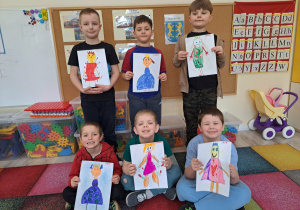 Dzieci prezentują wykonaną mazakami "Królową róż".