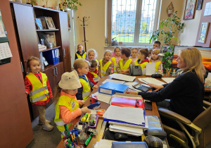 Dzieci pozują do zdjęcia w gabinecie Pani Dyrektor.