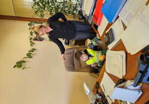 Chłopiec siedzi w fotelu Pani Dyrektor.