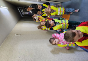 Dzieci idą korytarzem w budynku MOSiRu.