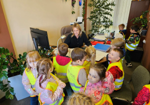 Dzieci zadają pytania Pani Dyrektor w jej biurze.