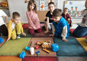 Dzieci uczestnicza w zabawie.