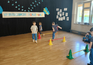 Dzieci podczas zajęć sportowych.