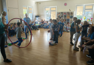 Dzieci podczas zajęć sportowych.