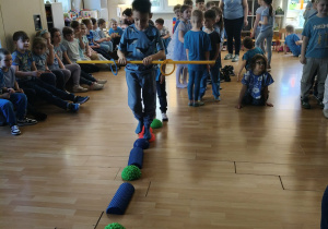 Dzieci podczas zajęć sportowych.