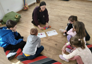 Dzieci podczas zajęć sensorycznych.