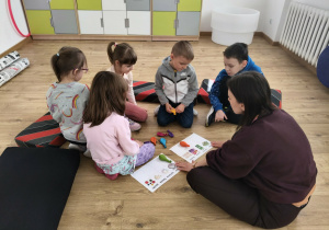 Dzieci podczas zajęć sensorycznych.