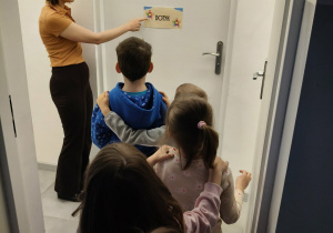 Dzieci podczas zajęć sensorycznych.