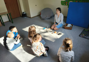 Dzieci podczas zajęć sensorycznych.