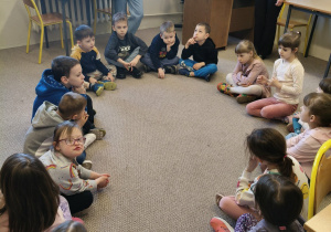 Dzieci podczas zajęć sensorycznych.