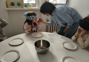 Dzieci podczas zajęć sensorycznych.