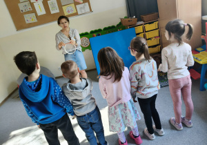 Dzieci podczas zajęć sensorycznych.