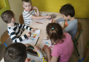 Dzieci podczas zajęć.