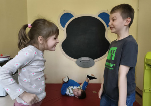 Dzieci podczas zajęć.