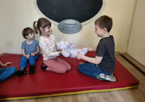 Dzieci podczas zajęć.