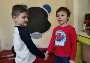 Dzieci podczas zajęć.