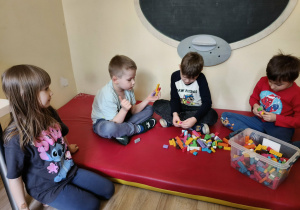 Dzieci podczas zajęć.