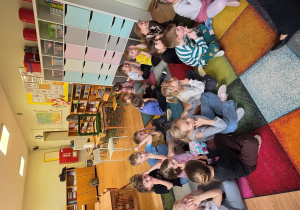 Dzieci z uwagą słuchają ciekawostek o życiu i zwyczajach sowy.