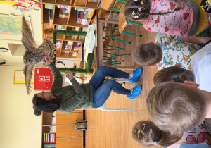 Pani Asia opisuje dzieciom budowę sowy.